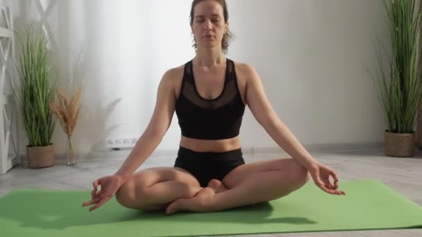 Meditation home yoga practice woman in lotus pose — ストック動画
