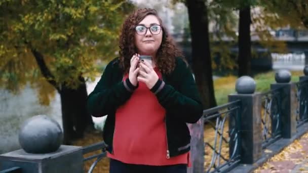 Park promenad utomhus fritid överviktig kvinna höst — Stockvideo