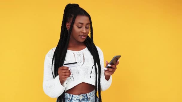 Pagamentos online feliz mulher negra bônus de compras — Vídeo de Stock