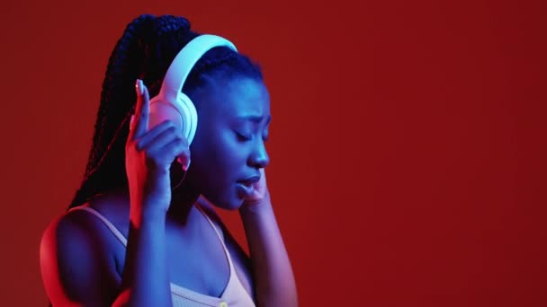 Cyber monday singing black woman stereo sound — Vídeo de Stock