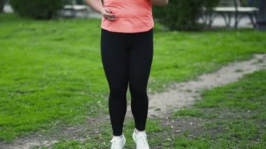 Mutlu artı boyut kadın açık hava aktiviteleri yaz parkı