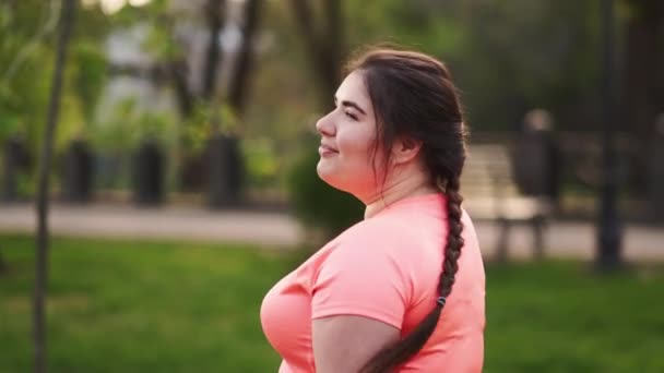 Outdoor leisure natural beauty overweight woman — Vídeos de Stock