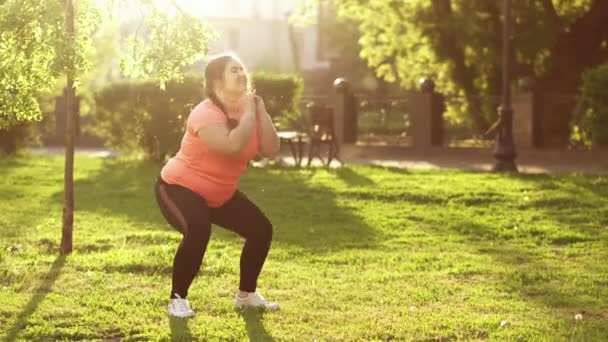 Fat burn exercising crouches outdoors summer park — Video