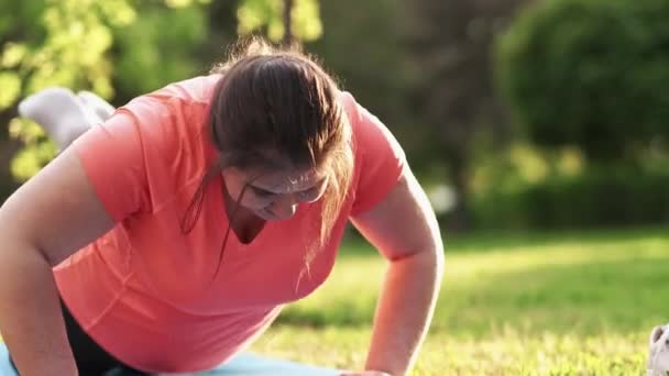 Overweight routine calorie burn overweight woman — Vídeo de Stock
