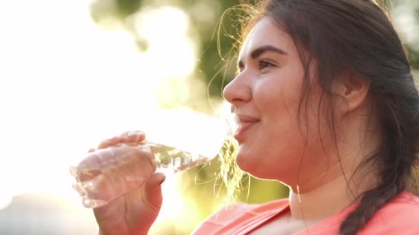 Освежение воды здоровый образ жизни толстая женщина — стоковое видео