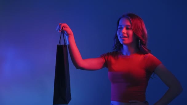 Kara Cuma alışverişi siber pazartesi indirimli neon kadın — Stok video