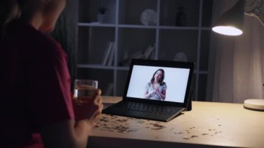 çevrimiçi yeni yıl karşılama konferansı video çağrısı