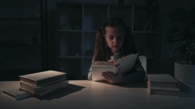 Gece masalı çocuklar, eğlence kızı ürkütücü kitap okudu.