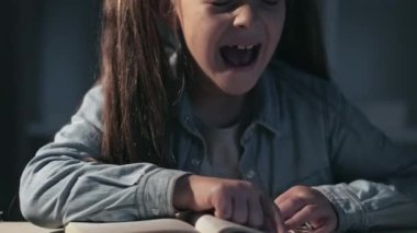 Ev ödevi aşırı yüklenen kız gece çalışıyor.