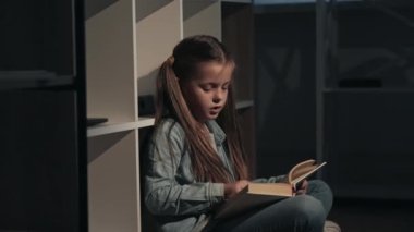 Çocukların kitap okumak için boş vakitleri olur.
