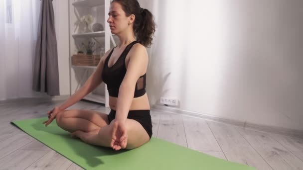 Lótusz jóga elme meditáció nyugodt nyugodt nő — Stock videók