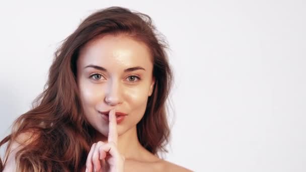 Zittire gesto bellezza segreto donna dito su labbra — Video Stock