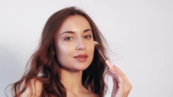 Daglig makeup kvinna applicera foundation med borste — Stockvideo