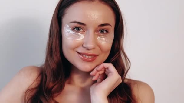 Herstel pads onder het oog masker vrouw huid vlekken — Stockvideo