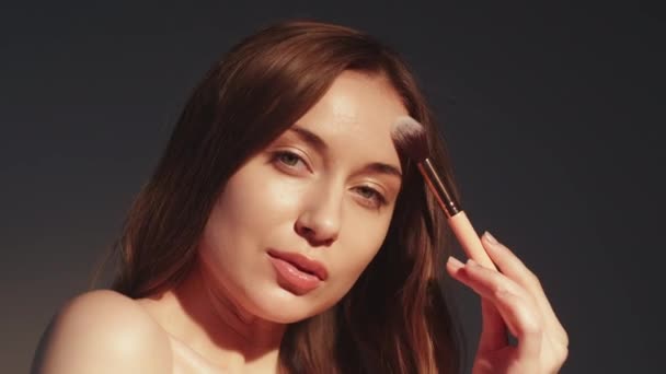 Artista de maquiagem aplicando cosméticos com escova — Vídeo de Stock