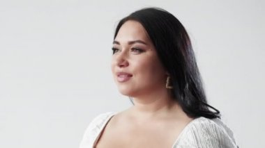 Vücut pozitifliği artı kilolu güzel kadın