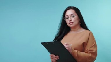İş planlama listesindeki obez kadın notları