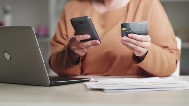 Secure payment bank service hands cell credit card — Vídeo de Stock