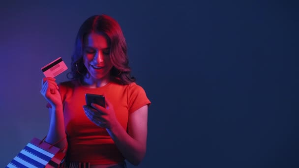 Internet compras negro viernes venta rojo neón mujer — Vídeo de stock