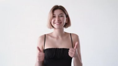 Jest başparmağı Gif döngüsü gibi destekleyici bir kız.