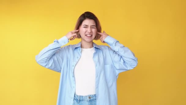 Traviesa chica ignorar conversación cubriendo oídos — Vídeos de Stock