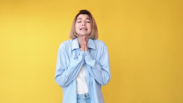 Prosím gesto prosit dívku o laskavost gif smyčka — Stock video