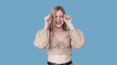 Mızmız kadın kaprisli ruh hali üzgün ağlayan gif döngüsü