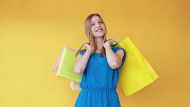 Modelo de compras gran venta feliz chica bolsos gif loop — Vídeos de Stock