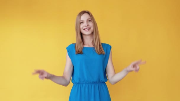 Peace gesture victory celebration girl gif loop — Stock Video