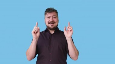 Aşık bir adam, komik bir flört, komik bir kalp gif döngüsü.