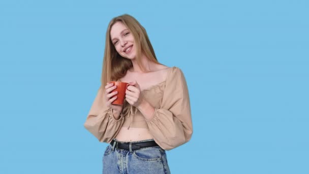 Chá oferta gesto reconfortante menina caneca gif loop — Vídeo de Stock