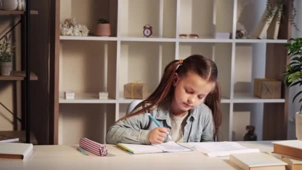 Домашнее обучение дистанционное обучение девочки, выполняющей домашнюю работу — стоковое видео
