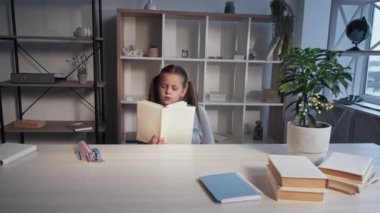 Okuma dersi alfabesi egzersizi küçük kız ders çalışıyor