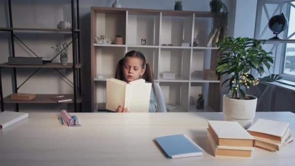 어린 소녀가 공부하는 책읽기 알파벳 연습 — 비디오