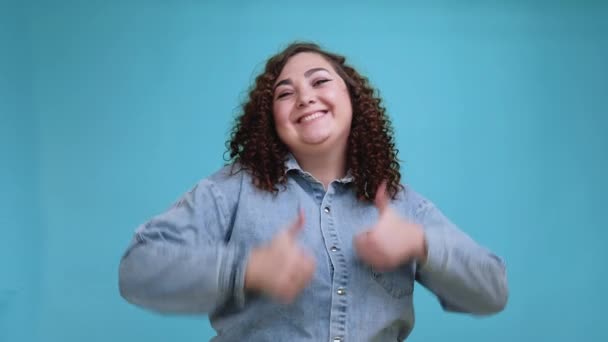 Большой палец вверх жест хорошая рекомендация ожирение женщина — стоковое видео