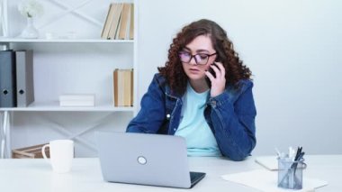 Ofis müdürü ev işi için şişman bir kadın.