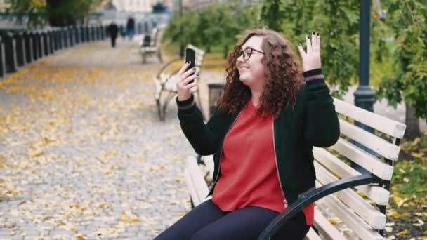 Video hovor online komunikace obézní žena telefon — Stock video