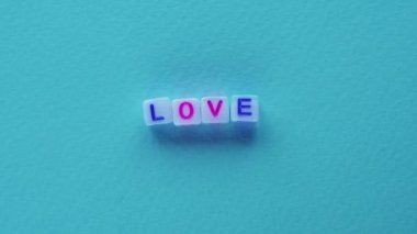 Aşk kelimesi romantik mesaj animasyon gif iletisi