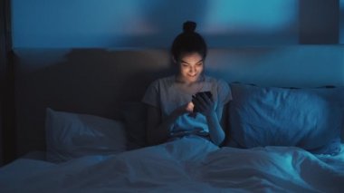 Uykusuzluk çeken kadın yatmadan önce dinlenme zamanı telefonu açık.