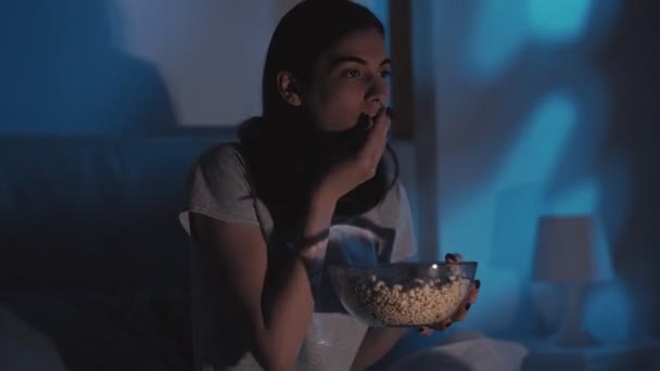 TV bağımlısı gece dizisi kadın film patlamış mısır yatağı — Stok video