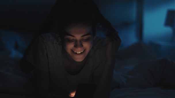 Поздний онлайн телефон зависимость ночь женщина спальня — стоковое видео