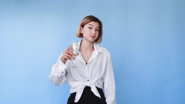 Dovolená přípitek výročí hurá žena šampaňské — Stock video