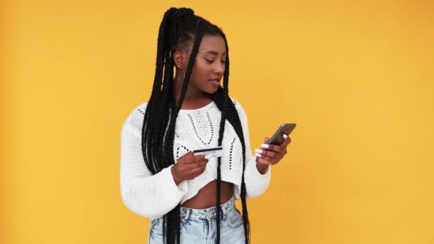 Проблеми з банком розчарована чорна жінка онлайн — стокове відео