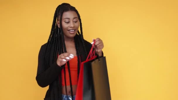 Shopping Bonus glücklich schwarze Frau Urlaub Überraschung — Stockvideo
