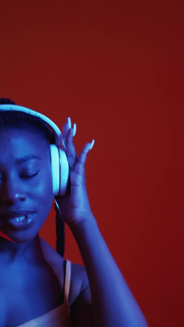 Tecnologia estéreo mulher negra inspirada desfrutando — Vídeo de Stock