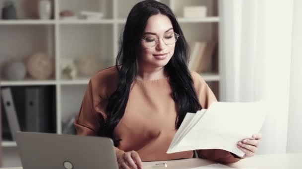 Account manager verre werk zwaarlijvige vrouw laptop — Stockvideo