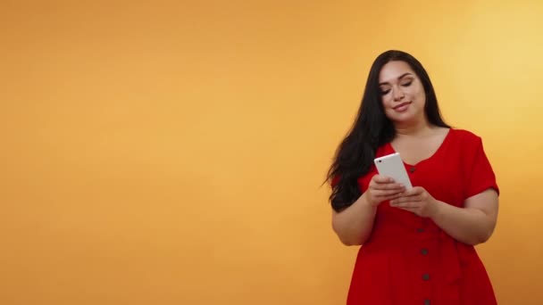 Телефонна розмова соціальна мережа надмірна вага жінки — стокове відео