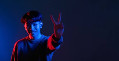 Zafer işareti neon ışıklı adam barış eli uzattı