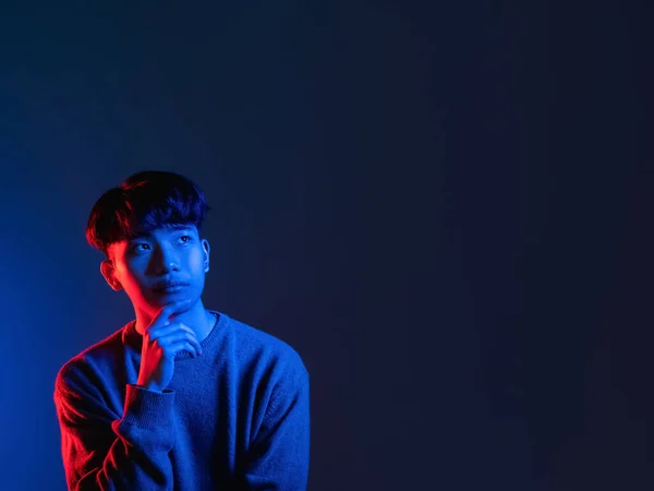 Nachdenklicher Mann neonhelle Menschen blaue Werbung — Stockfoto