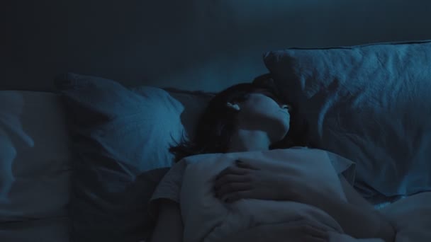 Кошмар пробуждая плохие сны женщина кровать ужас — стоковое видео